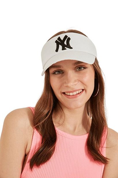 93 TL fiyatına Kadın Beyaz Nakışlı Siyah Vizor Şapka