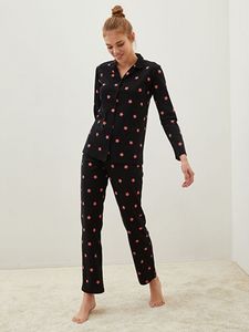 LC Waikiki içinde 449,99 TL fiyatına Gömlek Yaka Baskılı Uzun Kollu Pamuklu Kadın Pijama Takımı fırsatı