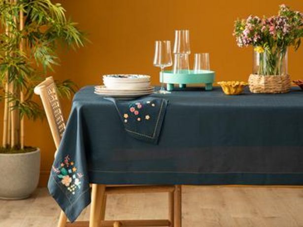 English Home içinde 349,99 TL fiyatına Flower Spree Polyester Nakışlı Masa Örtüsü 150x220 Cm Lacivert fırsatı